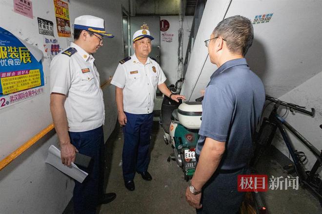 武汉开展电动自行车安全隐患集中夜查行动(图2)