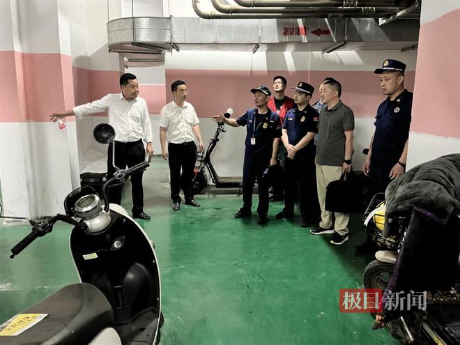 武汉开展电动自行车安全隐患集中夜查行动(图5)
