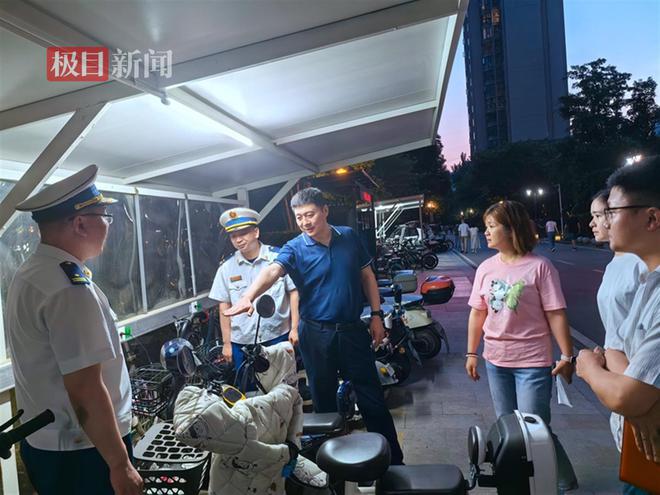 武汉开展电动自行车安全隐患集中夜查行动(图1)